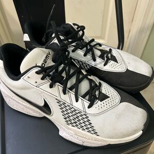 Nike Men's Black and White Athletic Sneakers